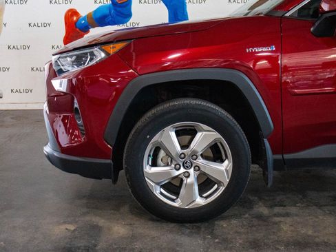 Used 2021 Toyota RAV4 XLE Premium AWD/4WD image 16
