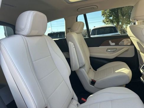 Used 2025 Mercedes-Benz GLS 450 4MATIC image 29