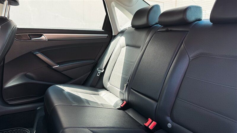 Used 2018 Volkswagen Passat 2.0T R-Line w/ R-Line Lighting Package FWD image 11
