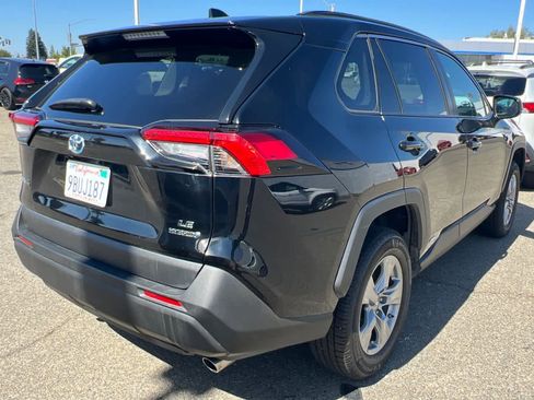 Used 2022 Toyota RAV4 LE AWD/4WD image 4