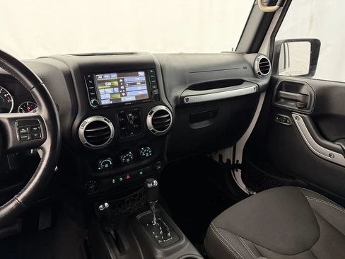 Used 2015 Jeep Wrangler Unlimited Rubicon w/ Connectivity Group AWD/4WD image 14