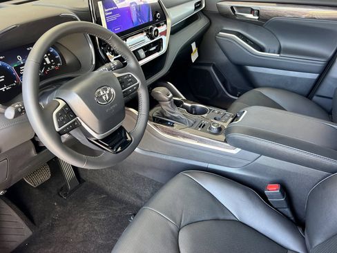 New 2026 Toyota Highlander Platinum AWD/4WD image 10