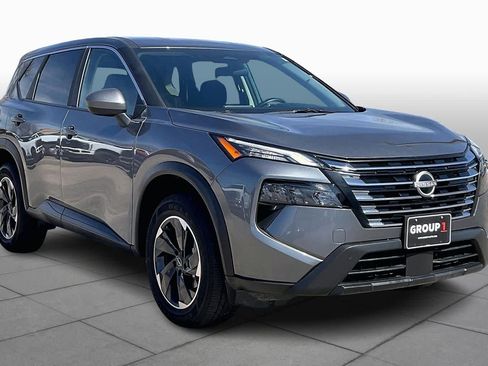 Used 2025 Nissan Rogue SV image 3