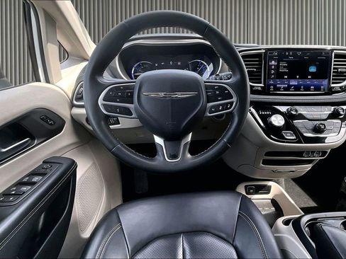 Used 2023 Chrysler Pacifica Touring-L FWD image 6