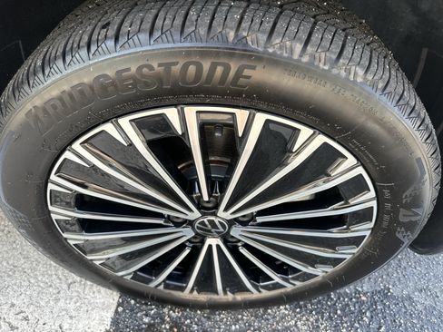 Used 2025 Volkswagen Taos SE FWD image 3