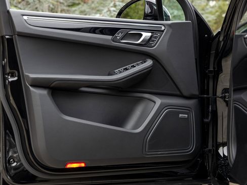 Certified 2025 Porsche Macan image 21