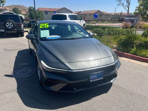 Certified 2025 Hyundai Elantra SE FWD image 1
