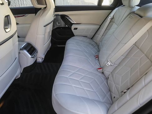 Used 2025 BMW 750e xDrive w/ Premium Package image 15