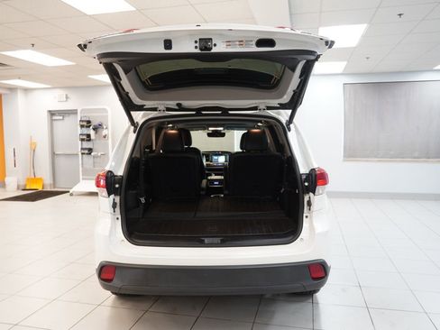 Used 2018 Toyota Highlander SE image 11