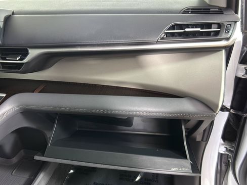Used 2021 Toyota Sienna XLE FWD image 27