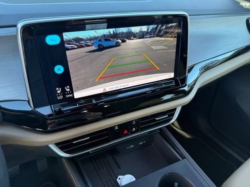 Used 2025 Volkswagen Atlas Cross Sport SE image 17