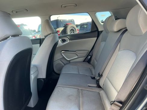 Used 2025 Kia Soul LX w/ LX Technology Package FWD image 4