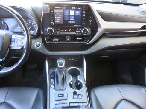 Used 2020 Toyota Highlander XLE AWD/4WD image 16
