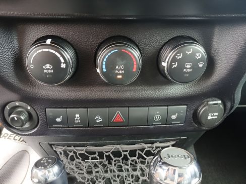 Used 2016 Jeep Wrangler Unlimited Sahara w/ Connectivity Group AWD/4WD image 17