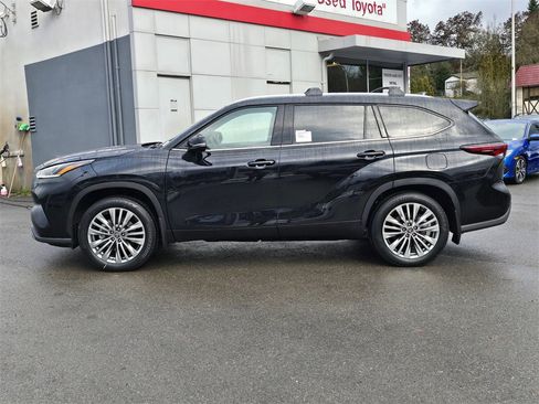 New 2026 Toyota Highlander Platinum image 4