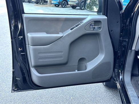 Used 2020 Nissan Frontier SV image 21