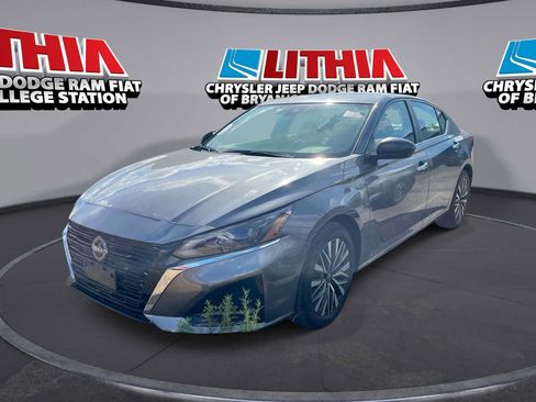 Used 2025 Nissan Altima 2.5 SV FWD image 1
