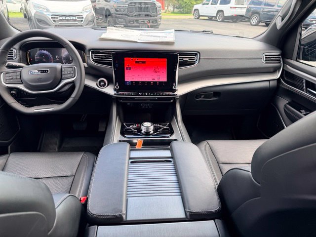 Used 2025 Jeep Wagoneer L Series III AWD/4WD image 18