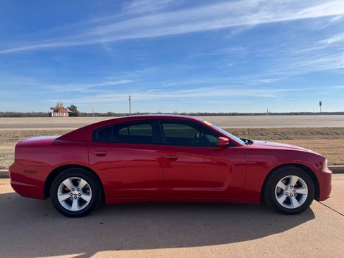 Used 2012 Dodge Charger SE w/ Connectivity Group image 2