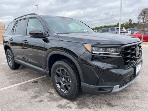 Certified 2025 Honda Pilot TrailSport image 3