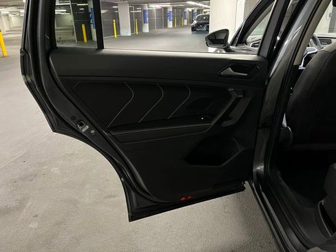 Used 2023 Volkswagen Tiguan SE w/ Panoramic Sunroof Package image 19