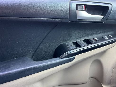Used 2014 Toyota Camry L image 13