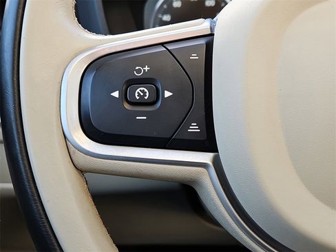 Used 2020 Volvo XC60 T6 Momentum w/ Protection Package Premier image 26