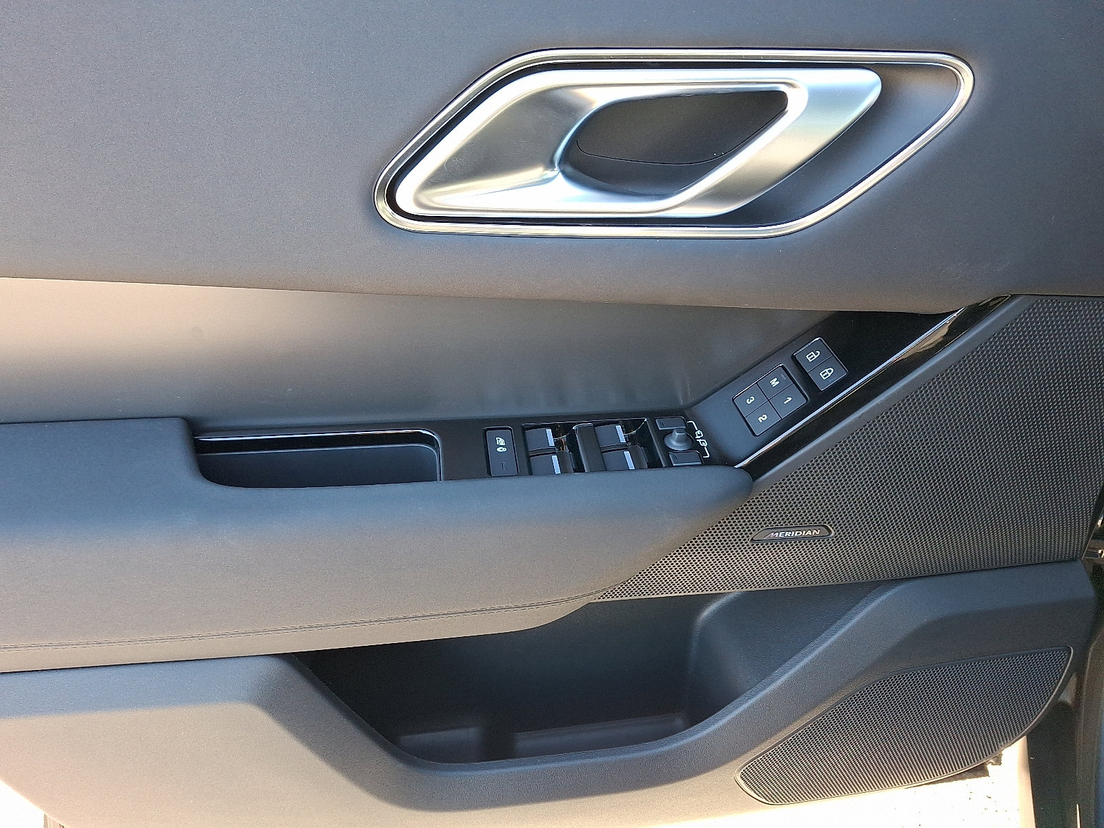 New 2025 Land Rover Range Rover Velar Dynamic SE AWD/4WD image 9