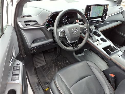 Used 2022 Toyota Sienna XSE image 16