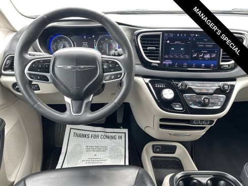 Used 2023 Chrysler Pacifica Touring-L FWD image 18