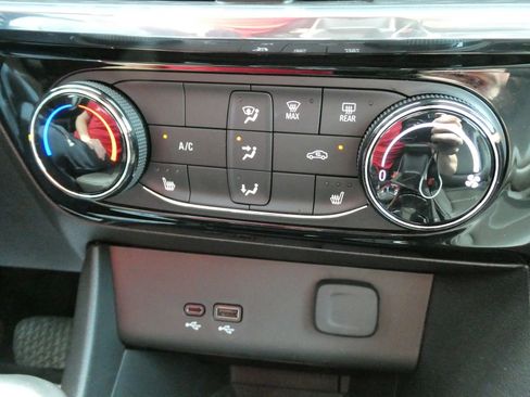 Certified 2024 Buick Encore GX Sport Touring w/ Comfort Package AWD/4WD image 29