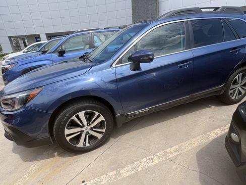 Used 2019 Subaru Outback 3.6R Limited AWD/4WD image 3