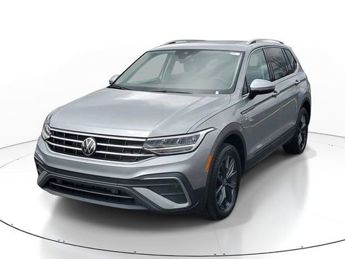 Used 2023 Volkswagen Tiguan SE w/ Panoramic Sunroof Package image 2