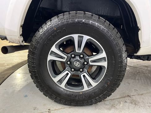 Used 2017 Toyota Tacoma TRD Sport w/ Premium & Technology Package image 16