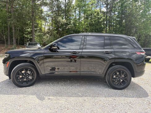 Used 2024 Jeep Grand Cherokee Altitude RWD image 28