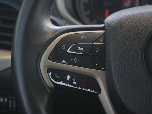 Used 2017 Jeep Cherokee Latitude w/ Comfort & Sound Group FWD image 17