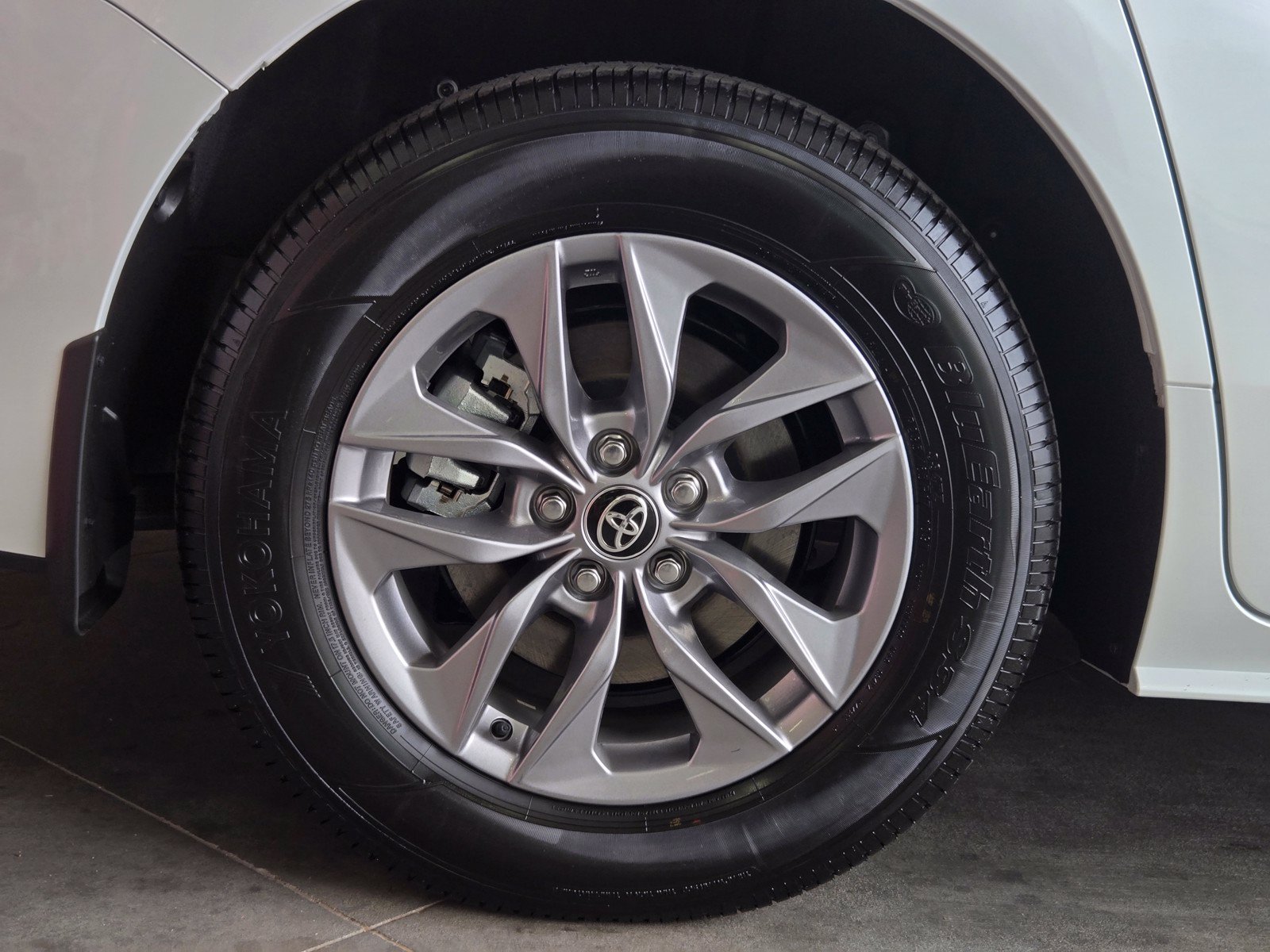 Certified 2026 Toyota Sienna XLE FWD image 5