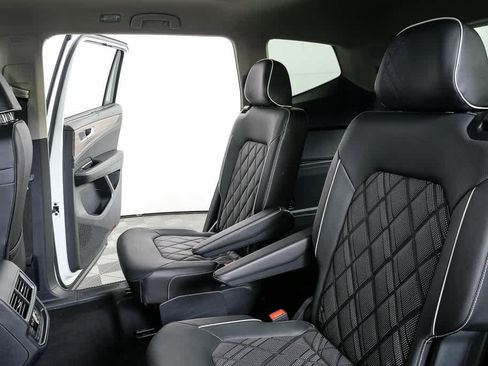Certified 2025 Volkswagen Atlas SEL Premium R-Line image 24