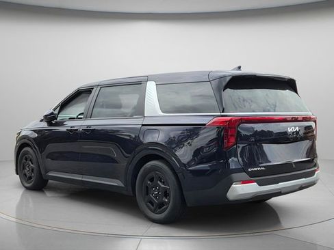 Used 2025 Kia Carnival FWD image 9
