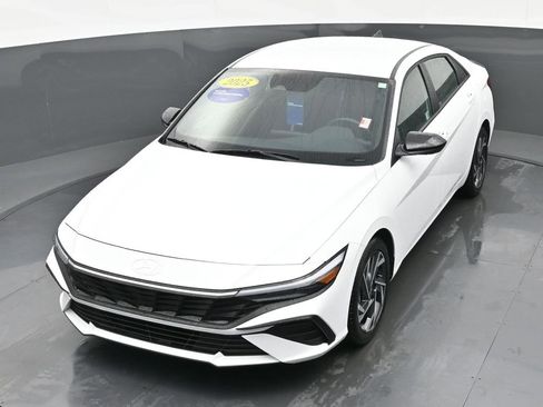 Certified 2025 Hyundai Elantra Sport image 33