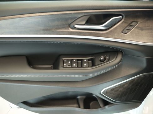 New 2026 Jeep Grand Cherokee Limited image 18