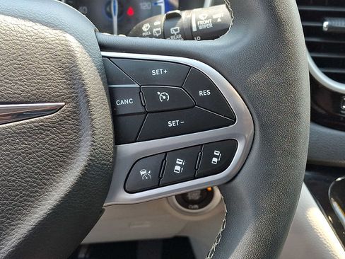 Certified 2024 Chrysler Pacifica Touring-L FWD image 25