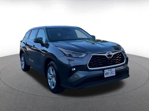 Used 2025 Toyota Highlander LE FWD image 3