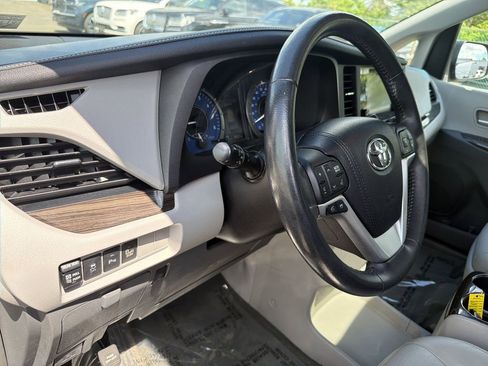 Used 2015 Toyota Sienna XLE Premium FWD image 19
