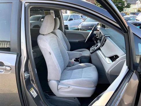 Used 2017 Toyota Sienna LE w/ Outdoor Package FWD image 11