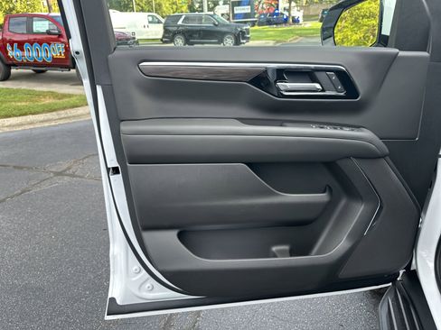 New 2025 Chevrolet Suburban LS image 10
