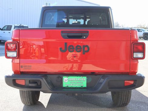 Used 2024 Jeep Gladiator Sport image 4
