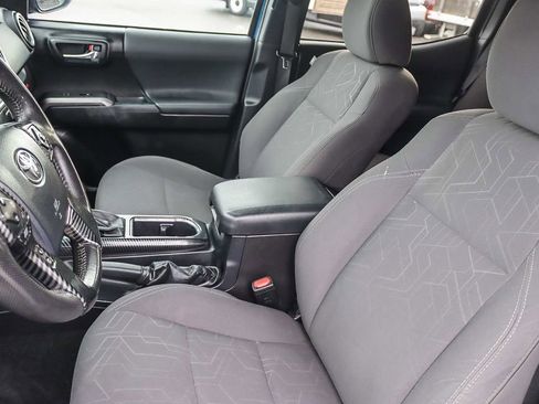 Used 2017 Toyota Tacoma TRD Sport w/ Tow Package image 39