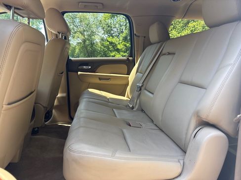 Used 2011 GMC Yukon XL SLT w/ SLT-2 Equipment Package AWD/4WD image 11