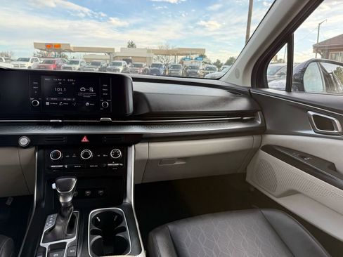 Used 2022 Kia Carnival LX image 22